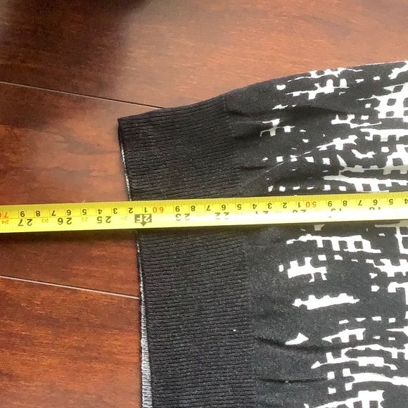 White/black patterned turtle neck sweater - Picture 2 of 4